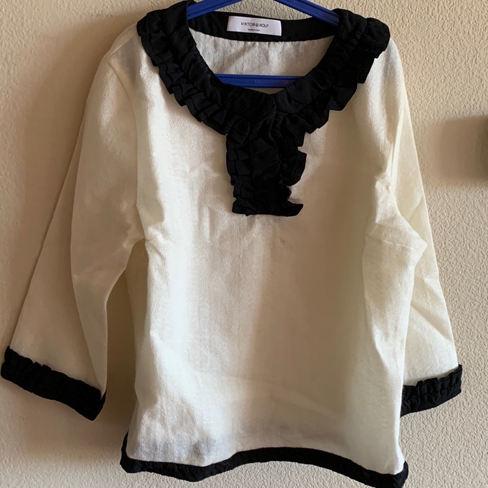 🐰 Victor & Rolf flattering sweater EUC Italy